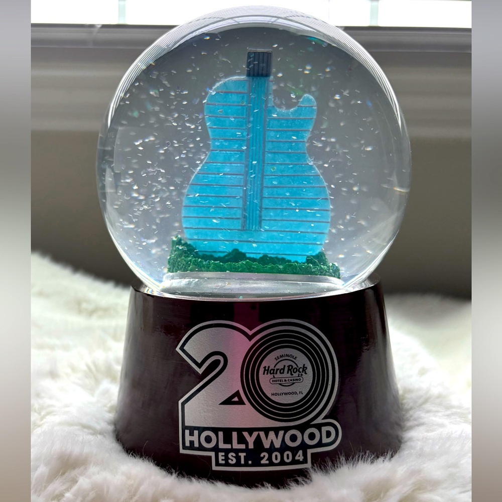 ❗️SEMINOLE HARD ROCK CASINO HOLLYWOOD FL LIMITED EDITION 20th SNOW GLOBE & COIN